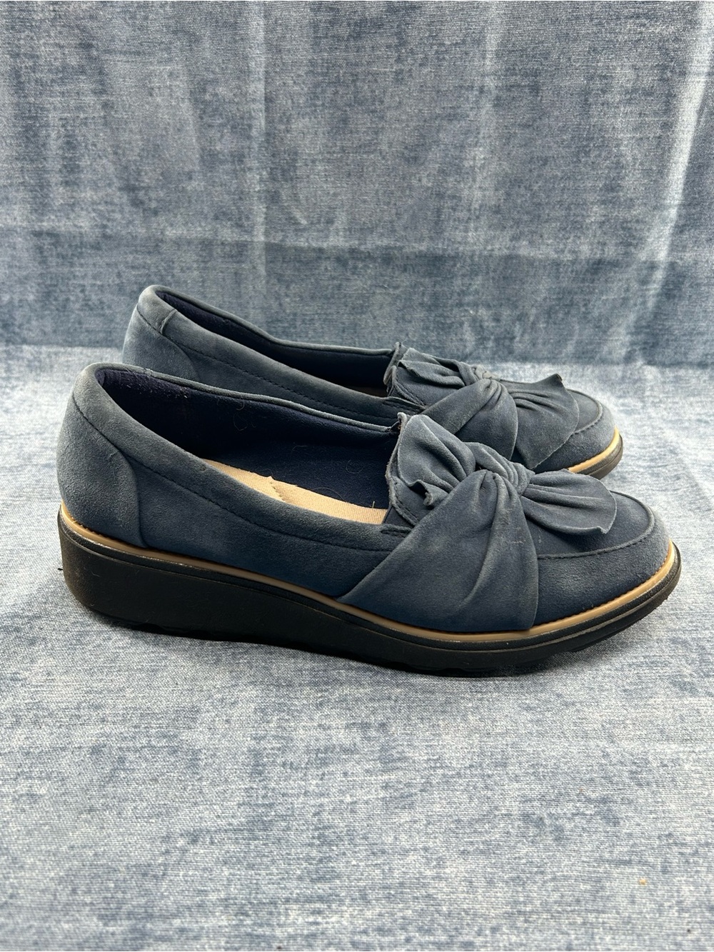 Clarks collection wedge loafers suede bow slip on navy blue sz 9M preppy chic - Picture 15 of 15